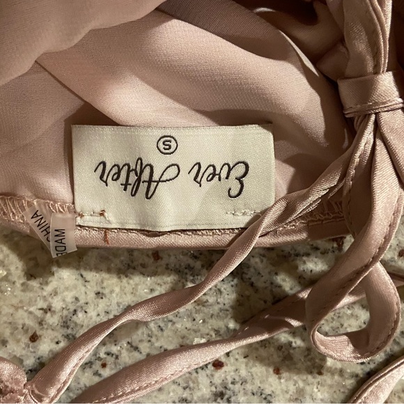 Spaghetti strap gown - Picture 3 of 5